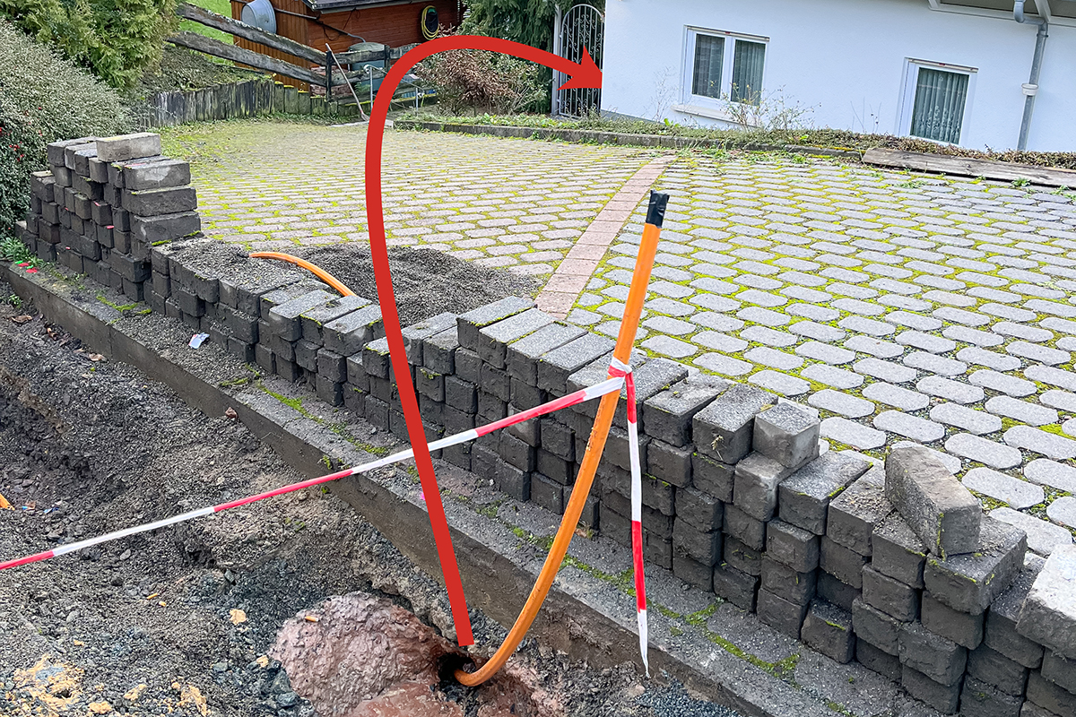 Eingezogenes Verbundrohr an einer Hausecke