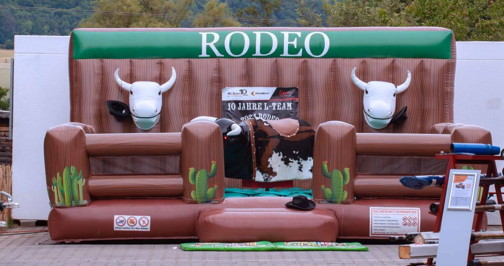 Rodeo-Hüpfburg beim Sommer-Event 2025