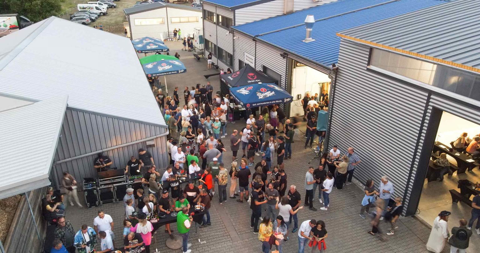 Besucher auf dem Firmengelände beim L-Team Sommer-Event 2025